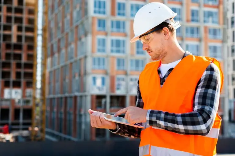 Technicien sur un chantier de construction