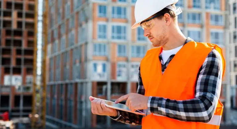 Technicien sur un chantier de construction