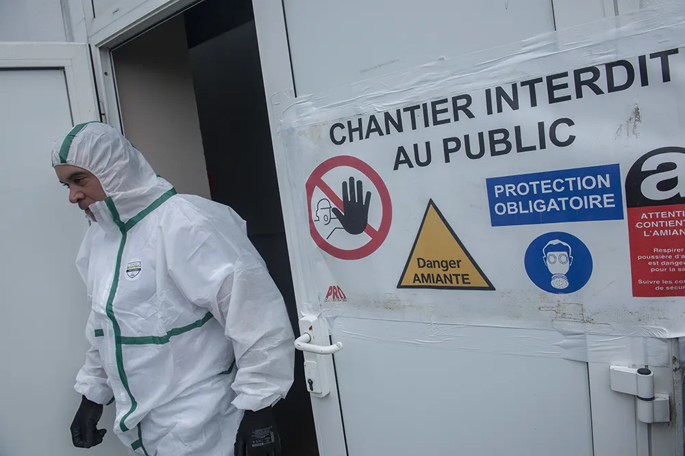 Panneau de chantier interdit au public signalant un danger amiante