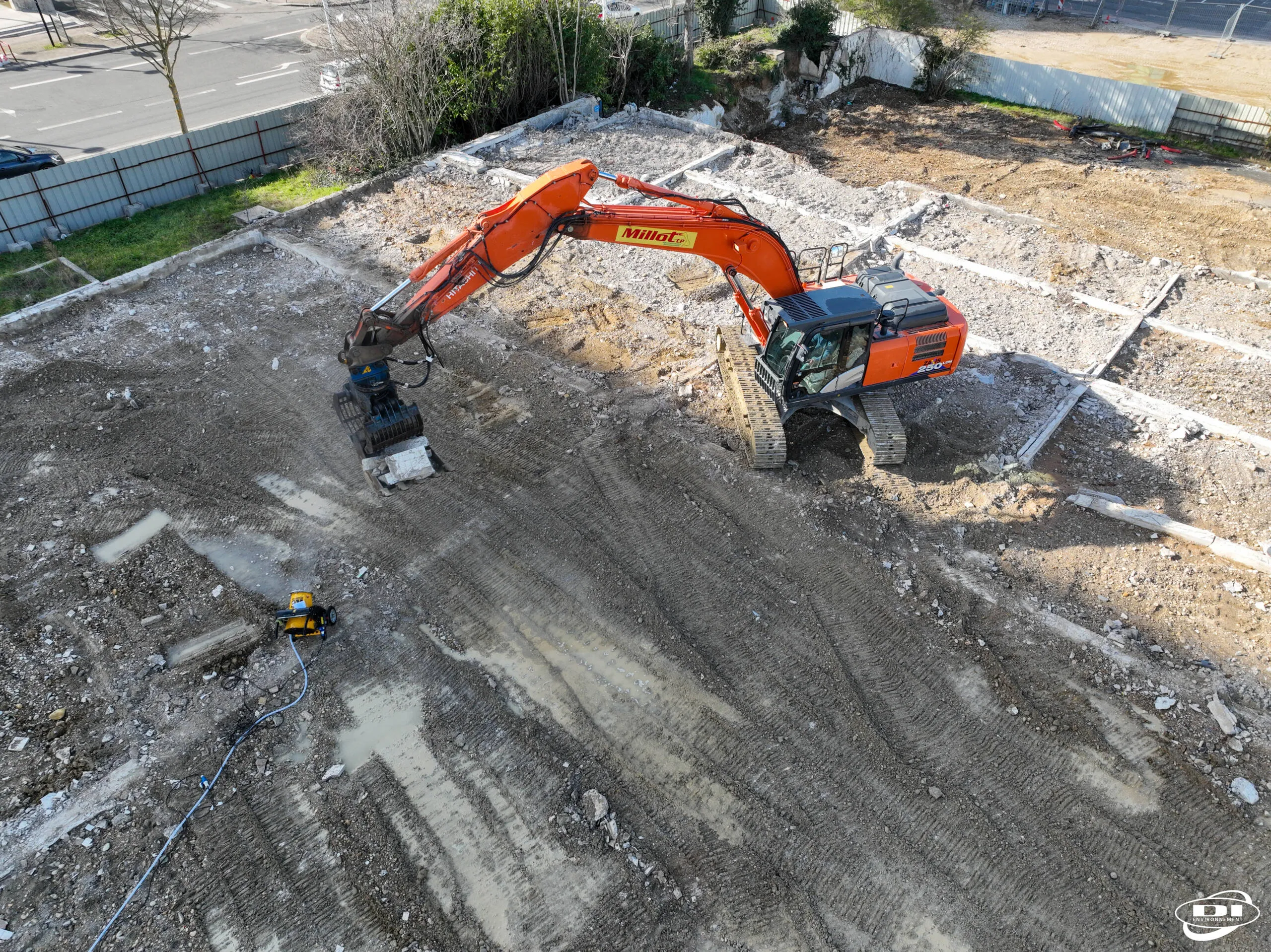 Vue aérienne d'un chantier de démolition avec pelle mécanique