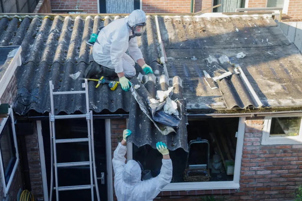 Dépose de plaques de toiture en fibrociment amianté sur une maison