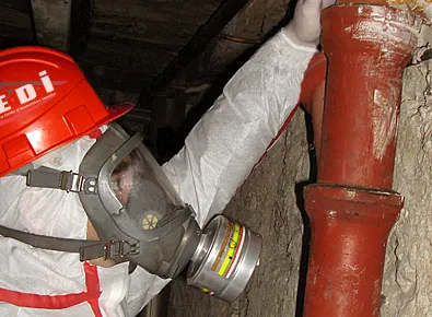 Retrait de calorifugeage amianté sur une canalisation
